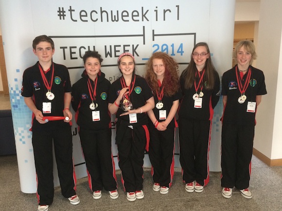 Anna mc Laughlinn, Lucy Herron, Ci t NÌ Cheallaigh, Sophie Roe, Orla Mc Cracken & Matthew Mullins,  from Realtra RasaÌochta with their award